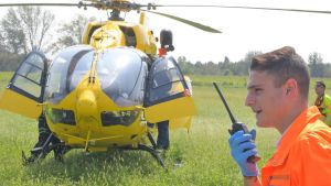 Canneto Pavese, taglia un albero che gli cade addosso e lo fa cadere in un fossato: grave 73enne