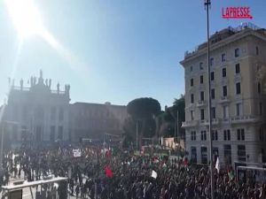 No Kings, a Roma il corteo da San Giovanni devia il percorso verso il Verano