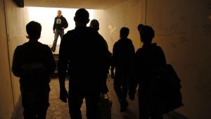 Picchiato dal branco alla fermata del bus: 16enne in ospedale. L'appello sui social: 