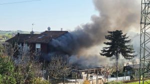 Incendio e colonna di fumo a Riccione: a fuoco capanno vicino a una casa