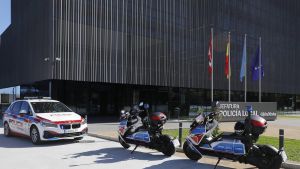 Empotra el coche en Gijón, huye a la carrera y acaba entregándose a la Policía acompañado por su padre