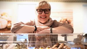 Hun skulle være gået på pension - i stedet fik hun travlt i sin butik