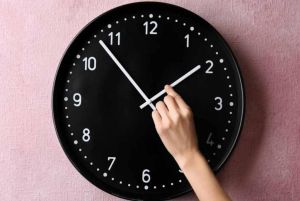 Ko profitira od pomjeranja sata? Ove industrije će zgrnuti milione zbog ljetnog računanja vremena