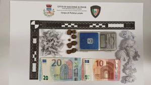 Baby spacciatore aggredisce gli agenti: due feriti in piazza a San Donà