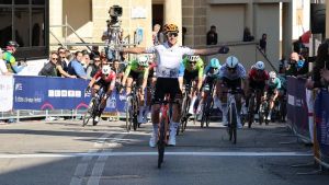 Ciclismo, paura alla Coppi e Bartali: due ubriachi aggrediscono un’ammiraglia