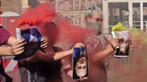 Il corteo No Kings a Roma, foto di Meloni a testa in giù. “Mondo libero dalle guerre”