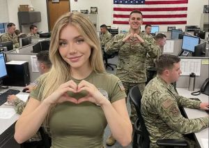 Todos firmes ante la soldado Foster