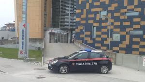 Insulti e sputi contro medici e infermieri: ubriaco terrorizza i pazienti in pronto soccorso