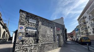 Effetto Crans-Montana, chiuso il Dkr di via Merano a Milano: “Discoteca abusiva con 250 persone e uscita di sicurezza col lucchetto”