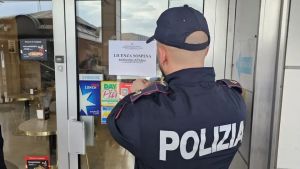 Rissa in pieno giorno alla stazione: calci, pugni e spray al peperoncino. Chiuso il bar per 30 giorni