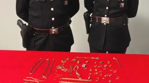 Truffano anziani per 100 mila euro: arrestati madre e figlio trasfertisti