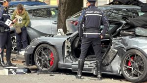 Si schianta all’alba con la Porsche Spyder contro le auto parcheggiate: muore 21enne, gravemente ferite le due amiche di 19 e 20 anni