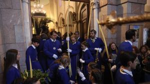 La Borriquilla despeja la lluvia para abrir oficialmente la Semana Santa de Oviedo: 