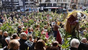 Gijón exhibe fervor por La Borriquilla en un Domingo de Ramos soleado y 