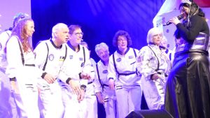 Mit E.T. und Major Tom durchs Weltall: Pfohren Pop Singers elektrisieren mit neuen Musical