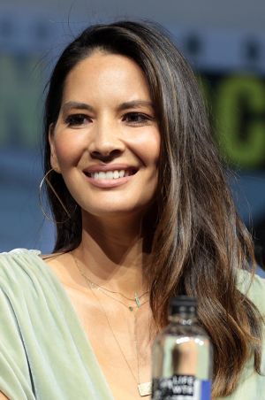 (VIDEO) Olivia Munn Raises Breast Cancer Awareness After Diagnosis With No Symptoms