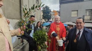 Ramos de laurel y rosquillas de anís: la tradición se mantiene viva en Grado con una multitud en la plaza de la iglesia de San Pedro