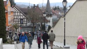 Trotz des kühlen Wetters! Viele Menschen zieht es zum Verkaufsoffenen Sonntag nach Stockach