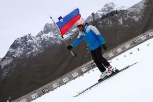 (POGLED) Kolumna Darinke Pavlič Kamien: V Planici Slovenci letimo dlje kot vsi drugi. V politiki ostajamo na zaletišču