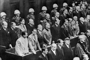 Il y a quatre-vingts ans se déroulait le procès de Nuremberg contre les hauts responsables du régime nazi. Le psychiatre américain chargé d’examiner 22 d’entre eux avait conclu qu’ils étaient des hommes comme les autres, rappelle l’éditeur Jean-François Goulon. Un avertissement pour l’avenir.
