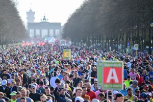 21 Kilometer Partymeile: So fröhlich startet Berlin in den Halbmarathon