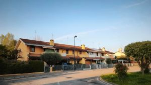 Cade dal terrazzo mentre fa le pulizie: grave donna di 45 anni