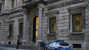 Livorno, bancario rapinato in via Cairoli: «Fingeva di vendere giornali» – L’identikit del ladro in fuga