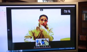 Posiljevalec s kamnom napadel migranta