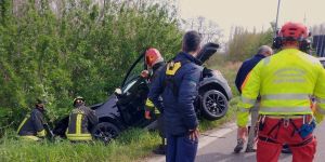 Auto fuori strada contro il muretto: ferite due persone di Argenta