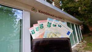 Kita-Gebühren sollen erhöht werden. Einige Eltern sind dagegen und üben Kritik