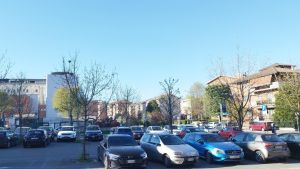 “Occupa” parcheggio per il marito a Pavia. Pensionato la investe: a processo