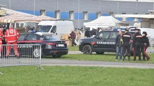 Godega, animalisti alla Fiera dei Osei: alta tensione tra la gente e gara sospesa