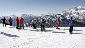 I venti della crisi sulla Pasqua, arrivano le disdette: solo Cortina regge