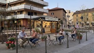 Sesto, il sondaggio sul futuro dell’edicola in piazza Trento e Trieste: “Un chiringuito? No, meglio i ghisa”
