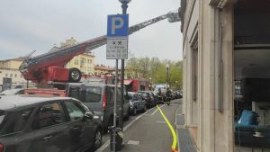 Incendio in un appartamento in via De Gasperi a Gorizia: evacuate due persone e i loro cani