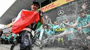 Tutti pazzi per Kimi Antonelli: bagno di folla all’aeroporto di Bologna, ma il pilota non si vede