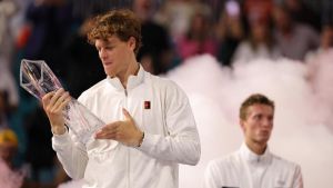 Sinner trionfa anche a Miami. Lehecka battuto 6-4, 6-4. La dedica a Kimi e a Bezzecchi