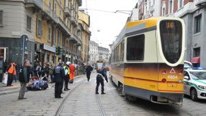 Milano, resta incastrata con un braccio nella porta del tram 16 e viene trascinata per 40 metri
