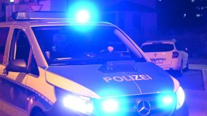 Jugendliche zünden Altkleidercontainer an - Polizei sucht nach Hinweisen