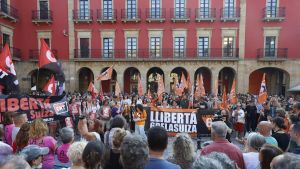 El Gobierno indultará a los seis condenados por hostigar al propietario de la pastelería La Suiza de Gijón