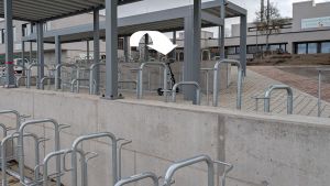 Unsinnige Vorschriften? Ist der Fahrradabstellplatz eine Schule eine kostspielige Fehlplanung