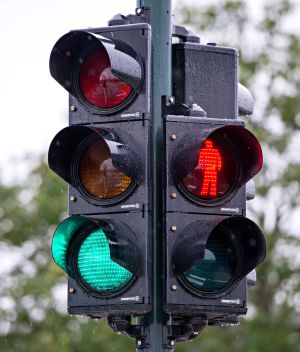 Hvorfor må bilister sitte og vente på en buss som står i ro?