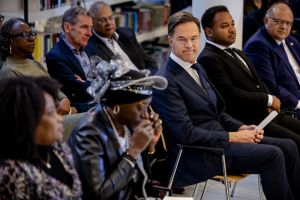 Hoe superioriteit spreekt in bestuurlijk zwijgen