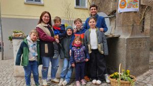 Eier, Hasen, Handarbeit: So viel Herzblut steckt in den zwölf Laufenburger Osterbrunnen