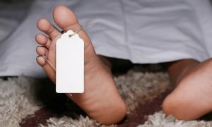 Lepota iz mrtvašnice: bogataši si vbrizgavajo »zombi polnila« iz maščobe trupel