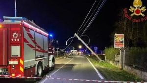 Auto si schianta contro un palo Morto il passeggero di 21 anni