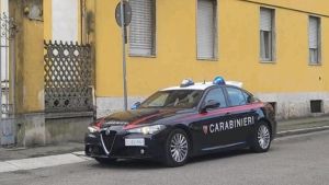 Derubata da tre ragazzi mentre posteggia l’auto Un 15enne nella banda