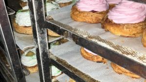 Så beskidt var der: Snavs i dejen og kondensvand over kagerne