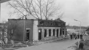 Straatterreur van hanenkammen in huurbusjes tegen Hans Janmaat in hotel in Kedichem