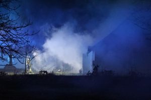 Kraftig brand i nat: - Vi har været derude hele natten med rigtig mange styrker